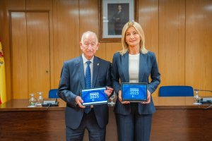 Gabriel Amat, alcalde de roquetas y la edil de Hacienda Mayte Fernández Borja.