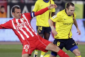 Fernando Soriano y Andrés Iniesta en un Almería-FC Barcelona en el Estadio Mediterráneo.