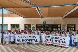 Concentración de profesionales realizada a las puertas del Hospital Universitario de Poniente.