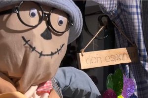 Un pueblo almeriense se llena de estas figuras como reclamo turístico. CANAL SUR TV