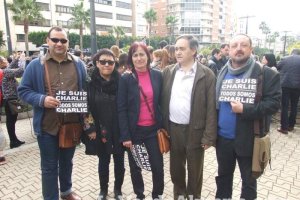 Unas 400 personas se concentran en Los Lápices de la Rambla en apoyo a las víctimas de Charlie Hebdo.
