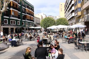 Las terrazas de la Plaza Marqués de Heredia se llenó de almerienses.