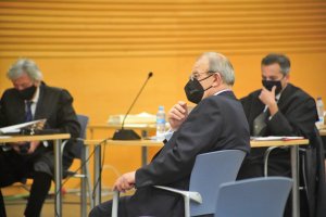 Juan Enciso y, al fondo, los letrados Francisco y Miguel Ángel Torres