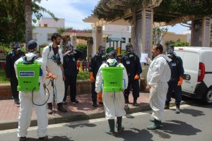 Profesionales desinfectando la Plaza de España, de Ciudad Jardín.