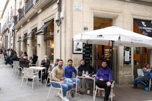 Tardeo de los almerienses con el nuevo horario de bares y comercios.
