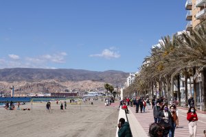 Los almerienses toman el Paseo Marítimo en el 1º domingo de Primavera.