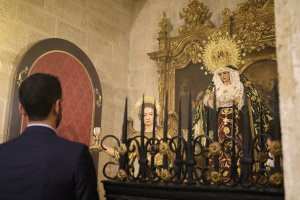 Ramón Fernández-Pacheco, ante la Esperanza.