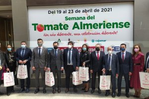 Personalidades políticas y organizadores de la Semana del Tomate Almeriense.