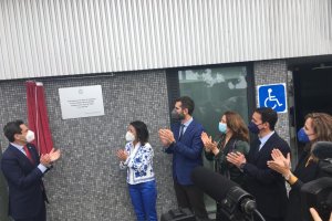 Juanma Moreno inaugura el centro de salud de la Casa del Mar.