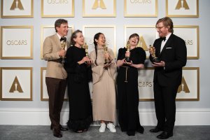 Peter Spears, Frances McDormand, Chloe Zhao, Mollye Asher y Dan Janvey con sus premios Óscar.