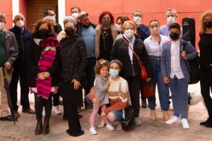 Un grupo de profesores, artistas y vecinos participan en el sencillo acto en torno a Ana Belmonte.