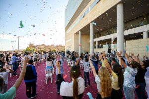 Homenaje a sanitarios y profesionales esenciales.