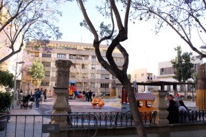 Niños y padres en el Parque Infantil de Plaza de San Pedro.