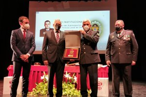 Entrega de uno de los obsequios al homenajeado.