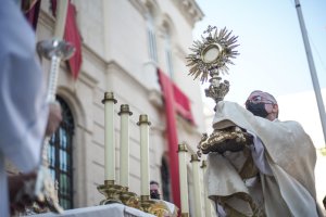 Gómez Cantero, impartiendo la bendición.