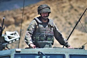 Un legionario en un vehículo durante el ejercicio