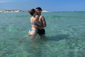Robertone disfruta de las vacaciones con su pareja en Ibiza.