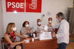Procediendo a votar en la mesa 2º.