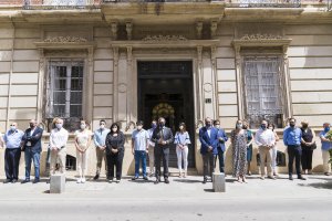 Minuto de silencio a las puertas del Palacio provincial.