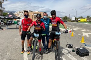 Alcalde de Abla junto a ciclistas procedentes de Melilla.