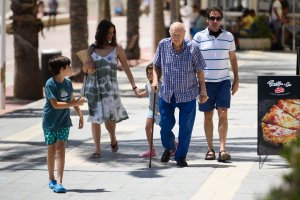 Una familia pasea por el Paseo Marítimo.