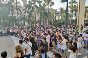 Más de 100 personas concentradas en la Rambla.