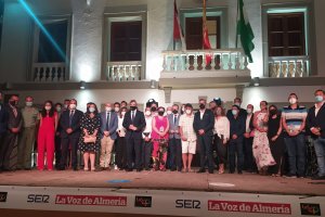 Foto de familia de premiados y autoridades.