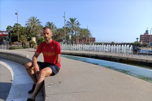 Jairo Ruiz en la Rambla con el Puerto y el Cable Inglés de fondo.
