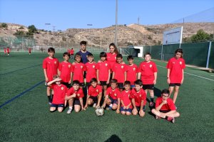 Alejandro Berenguel y Fátima López con su grupo de deportistas.