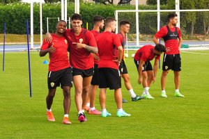 Buen rollo entre Sergio Akieme y Samú Costa antes del entrenamiento.