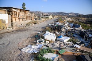 Suciedad en los solares que se están limpiando en Los Almendros