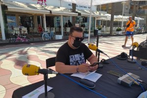 Alfredo Casas ha dirigido el programa del "Hoy por Hoy" desde la playa de El Zapillo. Foto de Carmen Álvarez