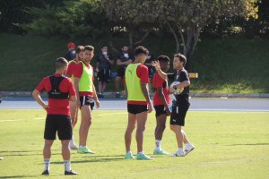 El míster dando instrucciones a los futbolistas en el Anexo.