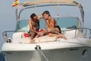 Ana Soria y Enrique Ponce discuten en el barco. Foto de Telecinco