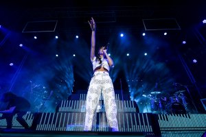 Aitana sobre las tablas del Cabaret Festival de Almería.