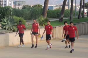 Appiah saliendo al campo Anexo con los descartes.