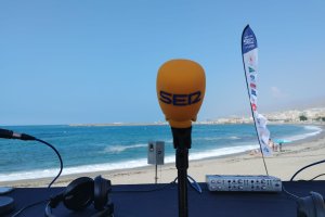 El set de La SER se ha instalado hoy en la playa de Adra