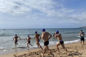 Nadadores se lanzan al agua en la VI Travesía a Nado de San Juan de los Terreros.
