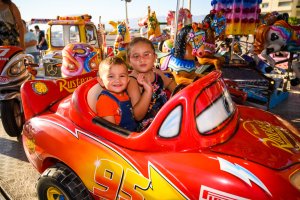 Niños disfrutando de las atracciones de Divertoyo.
