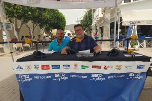 Raúl Ortiz, responsable de @guiadelcabodegata, junto a Alfredo Casas en La SER