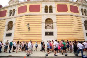 Antes de entrar a la Plaza de Toros de Almería.