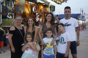 Las familias Lázaro, Aguilera, Iribarne y Alenda subieron juntas al Recinto Ferial para pasar una noche de domingo entre ‘cacharricos’ y vinos