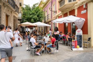 Ambiente en las calles del centro en el mediodía del domingo.