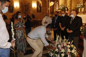 El alcalde, Ramón Fernández-Pacheco, deposita flores en el Santuario.