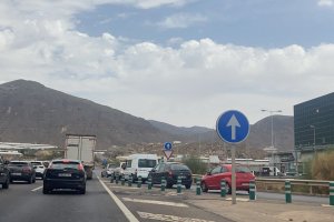 Retenciones en la A-7 por el vuelco de un camión.