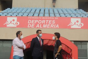 El alcalde habla con Rubi.
