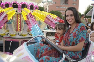 Alicia Soriano y Alba Domene subidas al ‘mono loco’, una de las atracciones más populares de la feria
