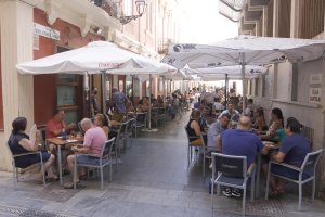 Bares llenos en el jueves de mediodía.