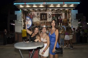 El ‘Equipo Brochazo’, compuesto por Alba, Esther y Carmen, subió al Ferial para disfrutar de una noche de amigas y vino dulce