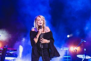 Bonnie Tyler reina en la noche almeriense.